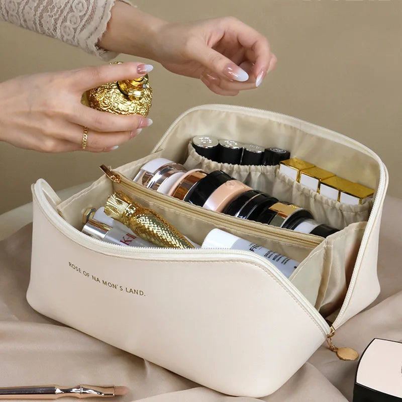 trousse toilette ouverture grand angle femme